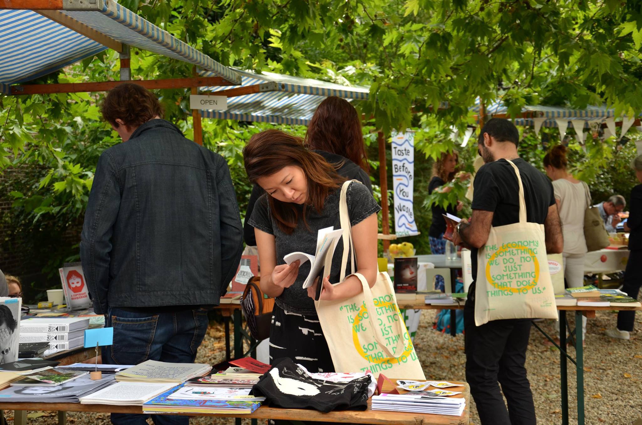 Casco and Political bookshop de Rooie Rat at the marketplace, photo by Whitney Stark (September 2016)