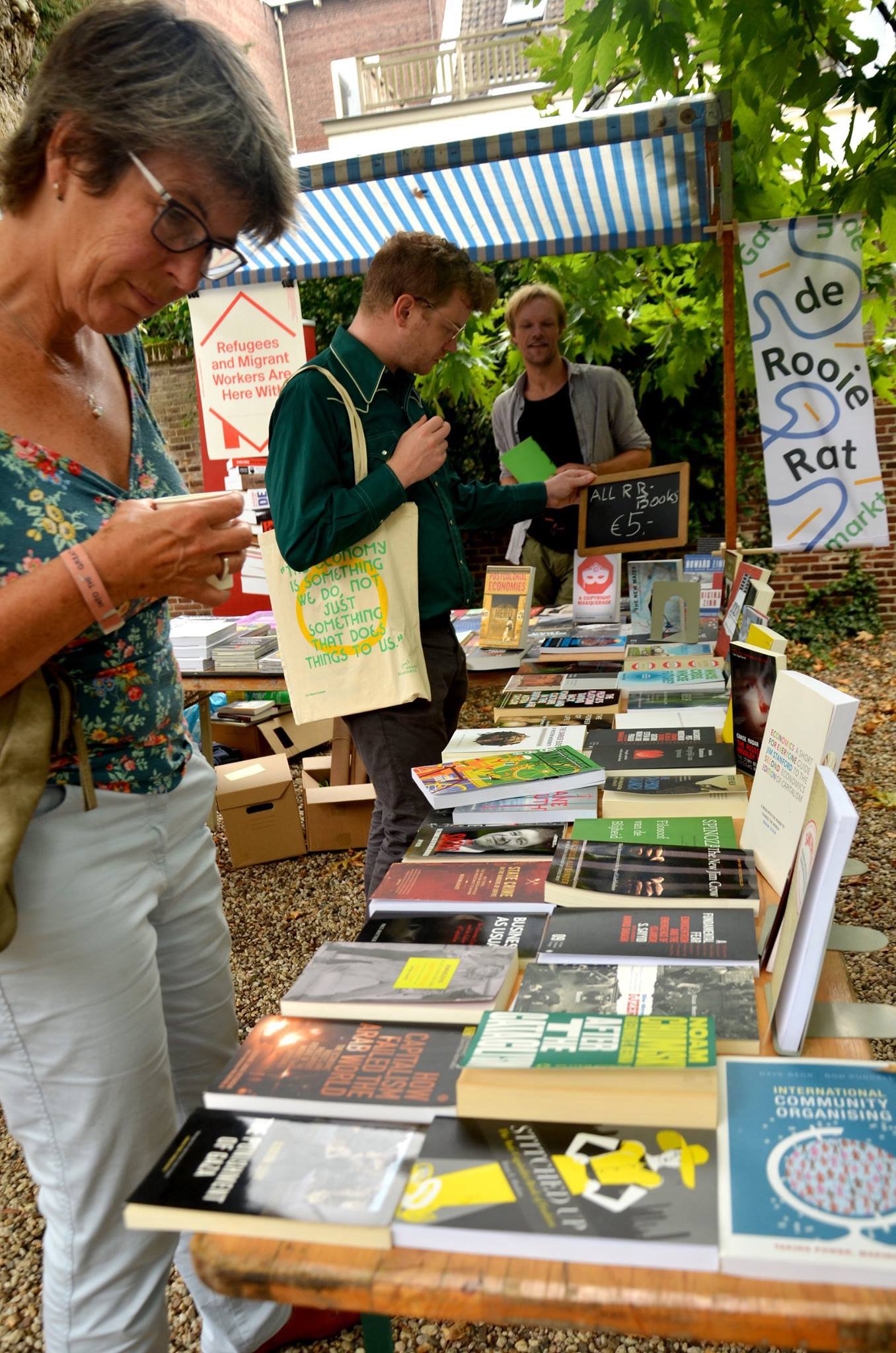 Casco and Political bookshop de Rooie Rat at the marketplace, photo by Whitney Stark (September 2016)