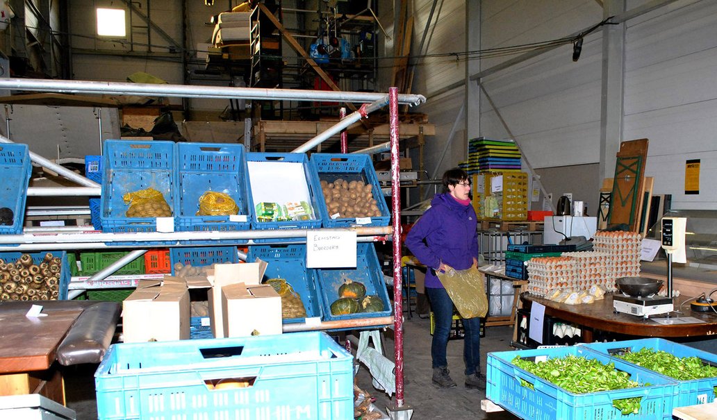 De winkel van het Voedselkollektief in uitgestalde vorm. In de wintermaanden is het aanbod geringer en de winkel kleiner dan gedurende de rest van het jaar. Foto door Dorothee Oorthuys, februari 2015.