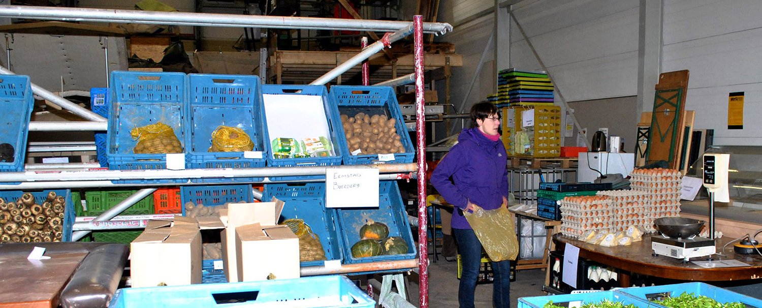 De winkel van het Voedselkollektief in uitgestalde vorm. In de wintermaanden is het aanbod geringer en de winkel kleiner dan gedurende de rest van het jaar. Foto door Dorothee Oorthuys, februari 2015.