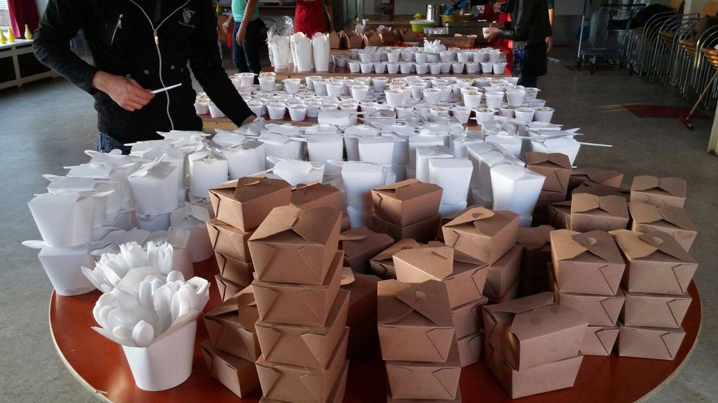 Resto van Harte gave 300 food packages to the refugees in the shelter in Utrecht, Source: Facebook - Welkom in Utrecht